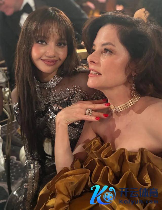 赛琳娜老公被网友p掉爆炸头 复旧妆发抢镜