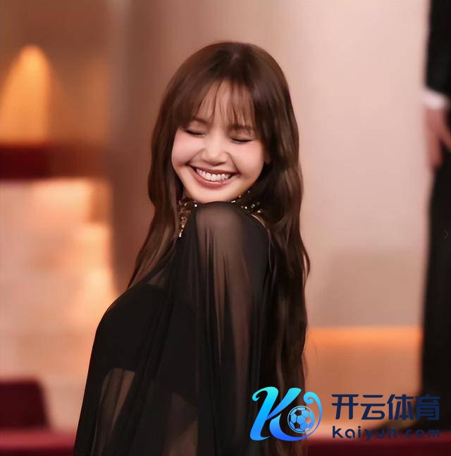 赛琳娜老公被网友p掉爆炸头 复旧妆发抢镜