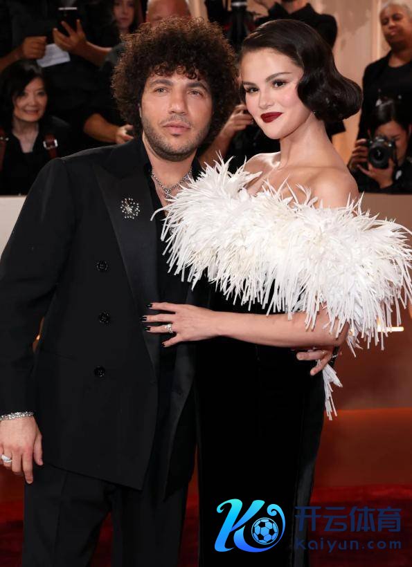 赛琳娜老公被网友p掉爆炸头 复旧妆发抢镜