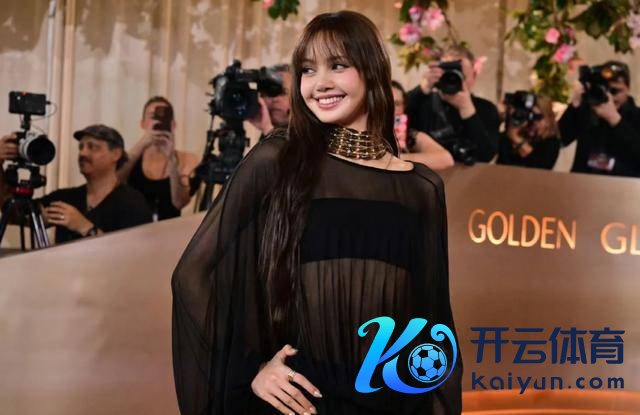 赛琳娜老公被网友p掉爆炸头 复旧妆发抢镜