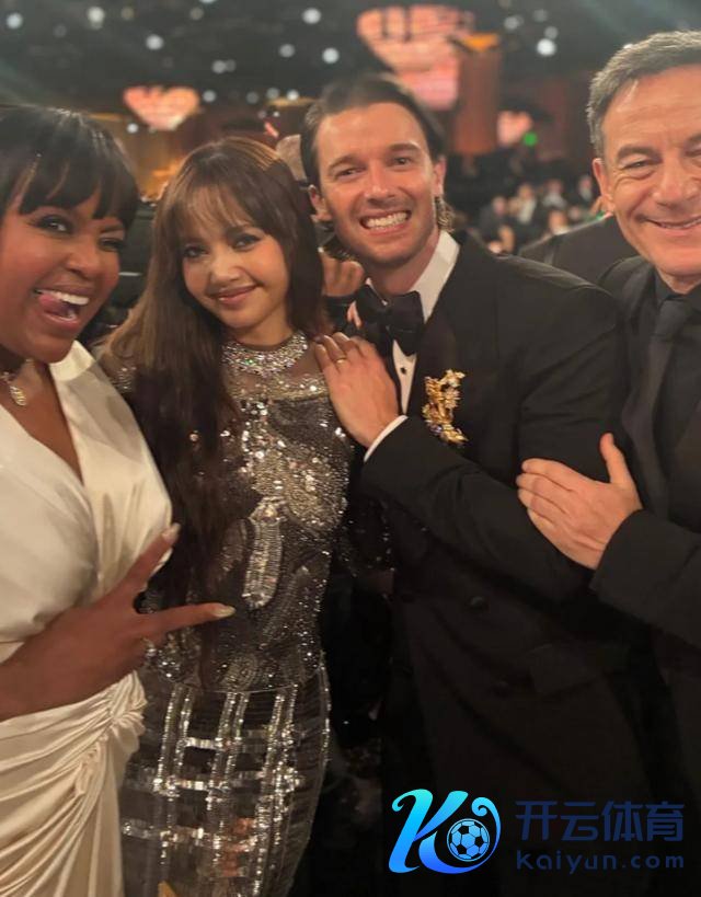 赛琳娜老公被网友p掉爆炸头 复旧妆发抢镜