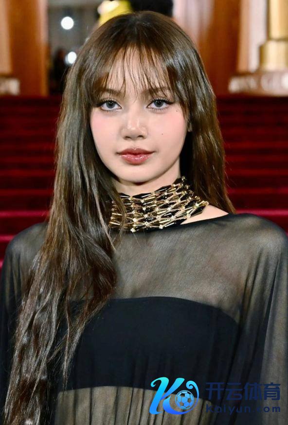 赛琳娜老公被网友p掉爆炸头 复旧妆发抢镜