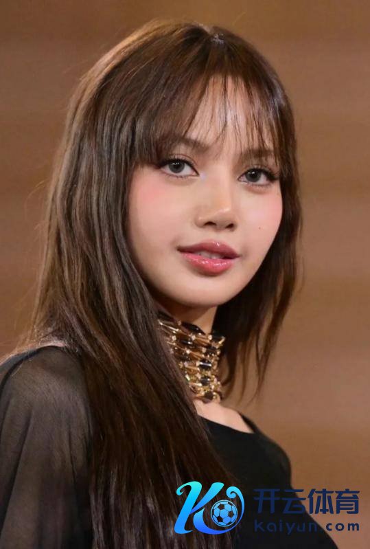 赛琳娜老公被网友p掉爆炸头 复旧妆发抢镜