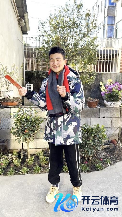 脑瘫少年聚会9年收到房主的压岁包