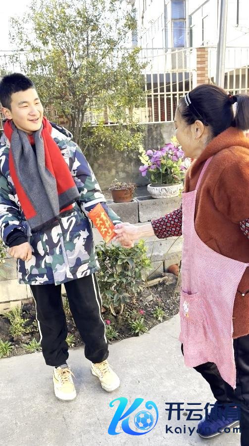 脑瘫少年聚会9年收到房主的压岁包 随和东说念主心的故事