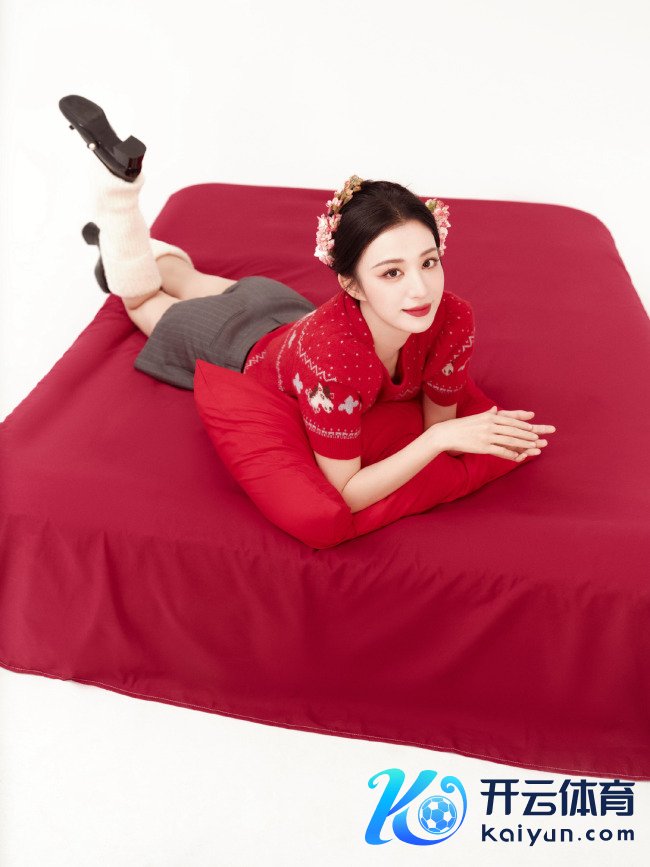 王楚然头戴玫瑰花俏丽可东谈主 手拿烟花棒青娥感满满